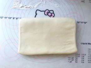 将两侧面片向中间对折，再对折，折成四折