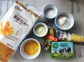 准备好全部材料，裹酥用有机黄油切片装到裱花袋内室温软化