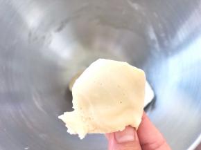 加冰水揉面，揉好的面团横切面紧实，孔洞很少