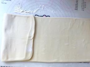 撒点干粉，将面片擀长，长度约50里面左右