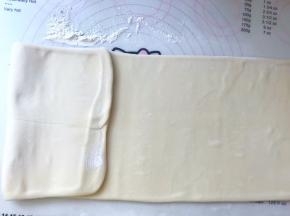 撒点干粉，将面片擀长，长度约50里面左右