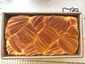 烤好取出模具，打开盖子就能看到漂亮的花纹，吐司轻倒就出来啦