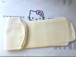 再将面片擀成长条，这次的长度约35里面左右