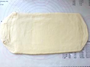 冰箱取出冷藏的面片，擀成长条，长度约40厘米左右