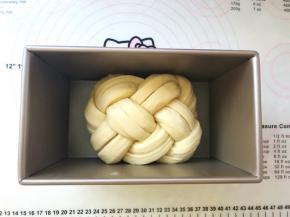 放到模具内，盖上盖子室温发酵