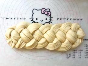 之后编成4股辫子，两头接口处捏紧