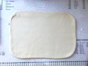 黄油片冻硬后，跟面片一起取出