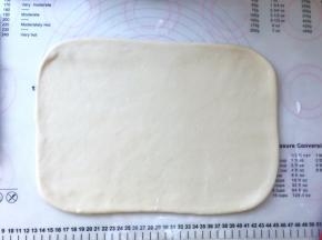 黄油片冻硬后，跟面片一起取出