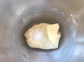 加黄油跟盐，继续揉面