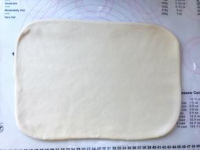 撒干粉，将面团擀成长方形，大小是大号裱花袋的大小，包裹上油纸放冰箱冷冻