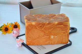 降温后就可以开吃啦，手撒开或者用锯齿刀分切开都可以