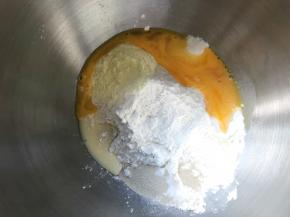 厨师机内加高、低粉，奶粉，炼乳，全蛋液，糖跟酵母