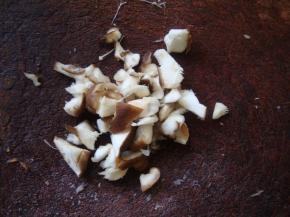 鲜香菇洗净切碎。