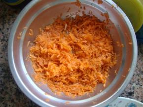 红萝卜擦成碎丝。