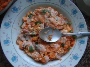 肉沫加萝卜碎、香菇、姜末、葱花拌匀。