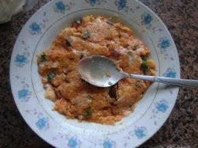 加米酒和2勺生粉拌匀，搅拌至上劲。