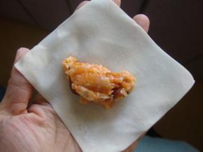 取云吞皮，包入肉馅料。