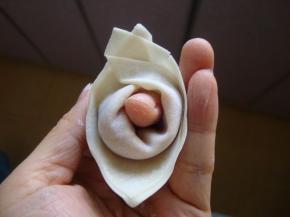 一手指放中间，两个对角（沾点水）重叠在一起，捏紧。