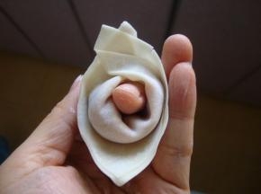 一手指放中间，两个对角（沾点水）重叠在一起，捏紧。