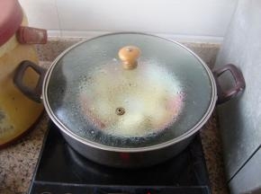 水开后上锅，加盖，大火蒸10分钟，关火焖3分钟。