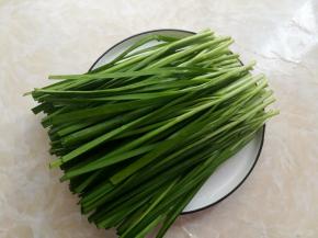 韭菜清洗干净沥一下水分