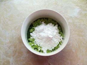 把黄瓜汁和150克豌豆凉粉放入大碗里