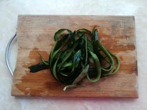 黄瓜清洗干净用瓜刨刨出绿色的外皮