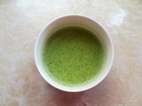 再加入50克水混合成豌豆凉粉面浆