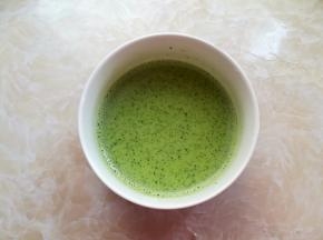再加入50克水混合成豌豆凉粉面浆