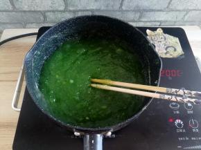 小锅里加750克水烧开，倒入调好的豌豆凉粉面浆，不停的搅拌，一直煮到变成青色的凉粉