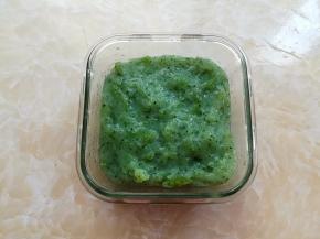 豌豆凉粉倒入耐高温的玻璃容器里，这里装了2碗