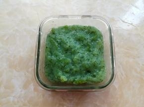豌豆凉粉倒入耐高温的玻璃容器里，这里装了2碗