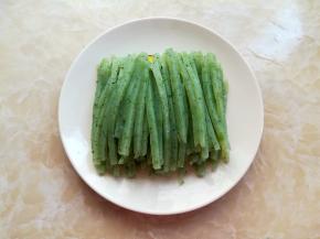 黄瓜豌豆凉粉凝固后切成细长条的凉粉丝，也可以切成方块