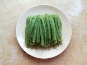 黄瓜豌豆凉粉凝固后切成细长条的凉粉丝，也可以切成方块