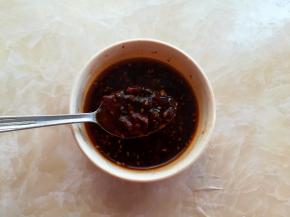 油泼辣子 2勺，香醋 一汤匙，生抽 2汤匙，根据口味调制一碗辣椒调味汁，我用的是做凉拌黄瓜的调味汁