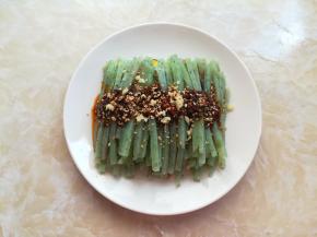 凉粉丝上淋上调味酱汁，撒上蒜泥和白芝麻就可以开吃了