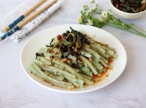 家里正好有一些腌好的黄瓜酱菜，搭配黄瓜凉粉丝真是美味