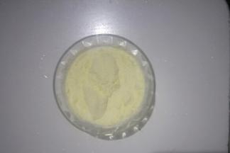 奶粉加入牛奶中搅拌均匀