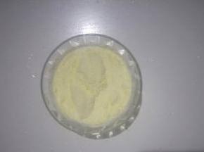 奶粉加入牛奶中搅拌均匀