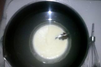 隔水加热，放入巧克力块融化厚搅拌均匀放凉