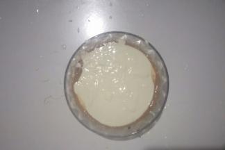 淡奶油打至6分发加入牛奶中搅拌均匀