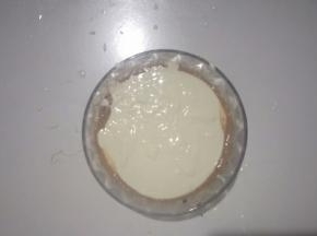 淡奶油打至6分发加入牛奶中搅拌均匀