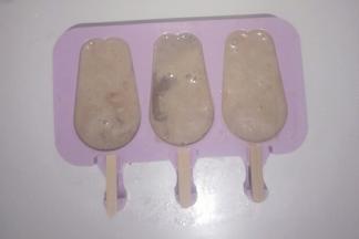 把雪糕液倒入模具中，盖盖子放冰箱冷冻6小时以上