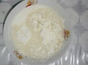 酵母放入面粉中搅拌均匀，倒入清水