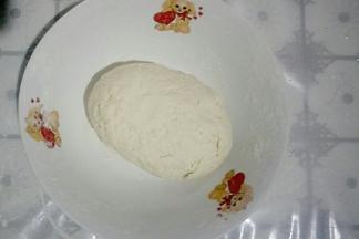 揉成面团盖保鲜膜醒发30分钟左右