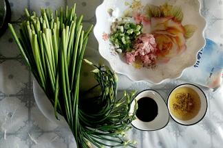 准备食材二，馅料部分。玉米油加热，放入花椒粉炸香放凉待用。