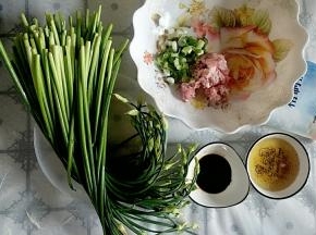 准备食材二，馅料部分。玉米油加热，放入花椒粉炸香放凉待用。