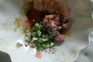 猪肉丁加入葱花、姜末、生抽、盐搅拌均匀腌制10分钟