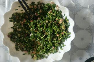 加入韭菜苔切丁和玉米油搅拌均匀待用