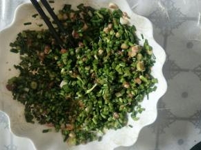 加入韭菜苔切丁和玉米油搅拌均匀待用